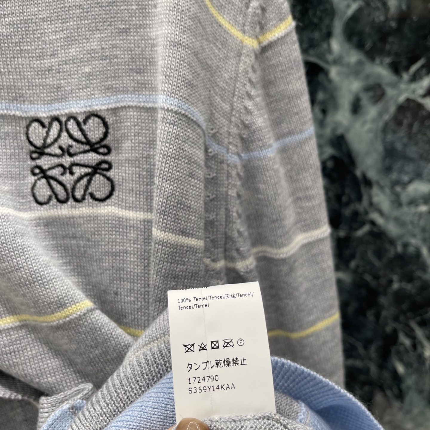 罗意威 26早秋新款 条纹针织开衫 撞色条纹设计 简约又清新!柔软针织面料 蓝色翻领设计 韩系休闲感满满 胸前品牌刺绣超
