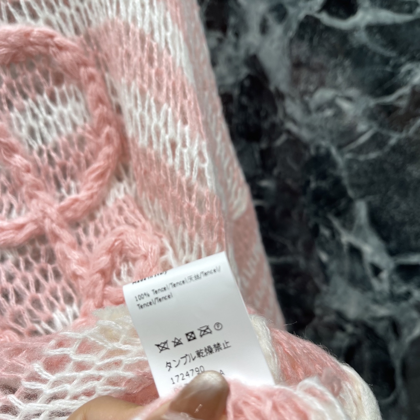 罗意威 26早秋新款 条纹镂空毛衣 条纹+镂空设计 轻盈柔软 早秋穿搭超适合!胸前品牌字母立体刺绣 细节满分 宽松版型+