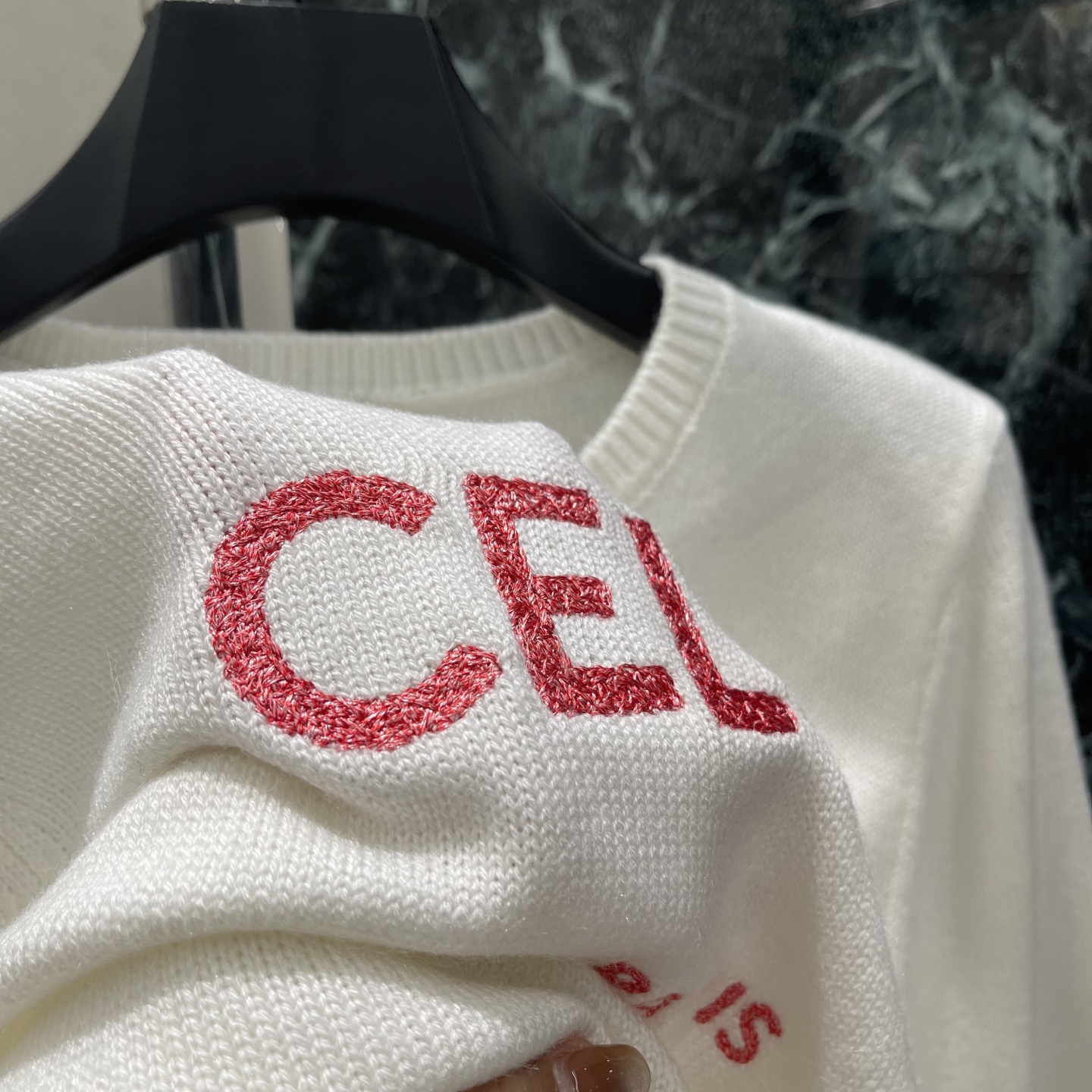 CE 26早秋新款 刺绣针织毛衣 正面红色品牌字母刺绣 品牌感满满 圆领设计简约大方 百搭不挑人 无论配牛仔裤还是半裙都
