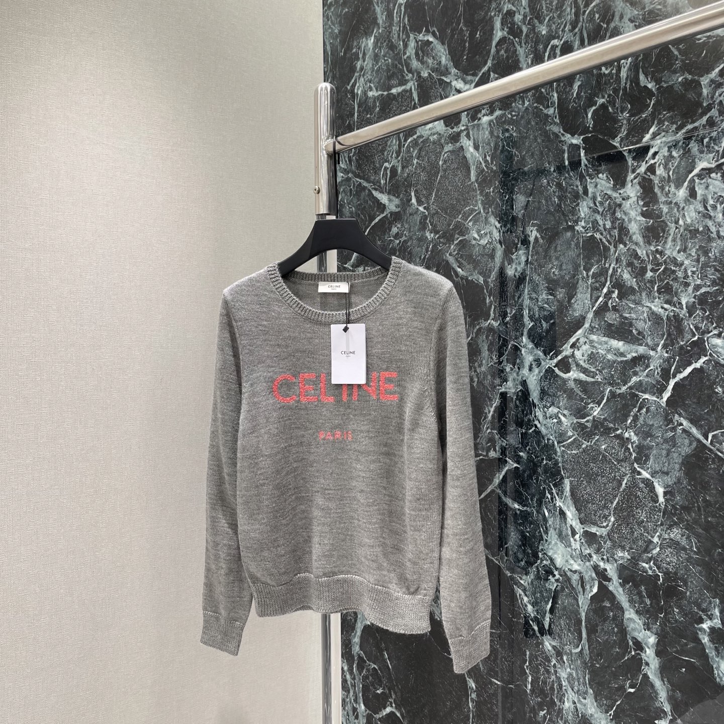 CE 26早秋新款 刺绣针织毛衣 正面红色品牌字母刺绣 品牌感满满 圆领设计简约大方 百搭不挑人 无论配牛仔裤还是半裙都