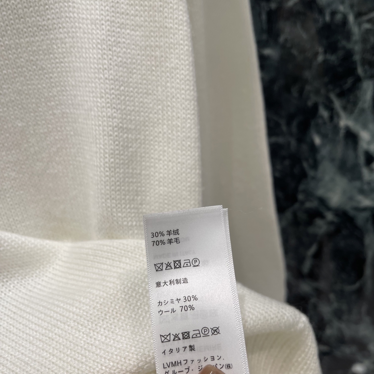 CE 26早秋新款 刺绣针织毛衣 正面红色品牌字母刺绣 品牌感满满 圆领设计简约大方 百搭不挑人 无论配牛仔裤还是半裙都