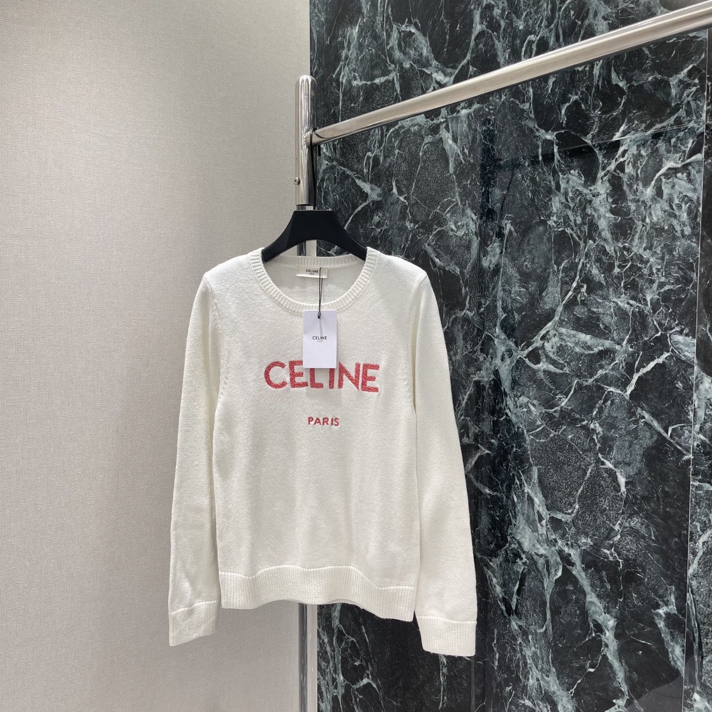 CE 26早秋新款 刺绣针织毛衣 正面红色品牌字母刺绣 品牌感满满 圆领设计简约大方 百搭不挑人 无论配牛仔裤还是半裙都