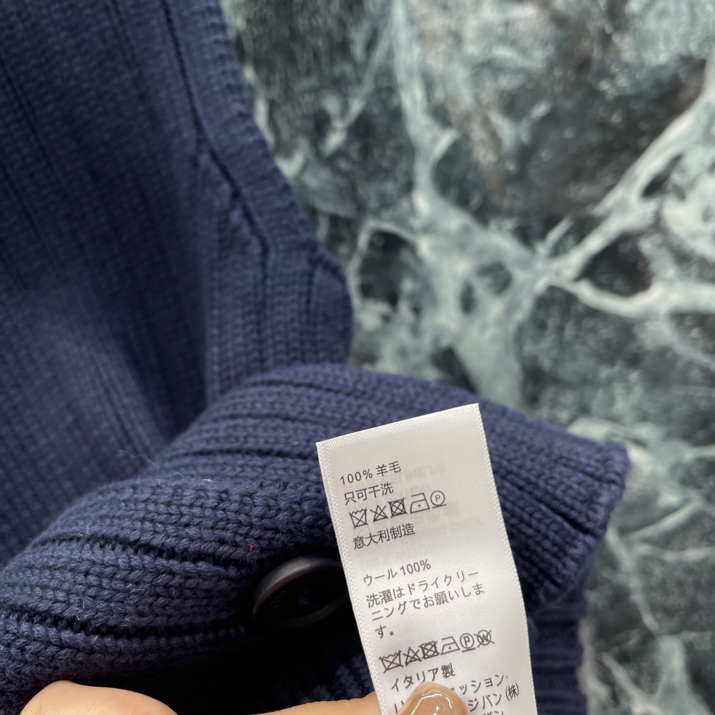 CE 26早秋新款 针织马甲 无袖+圆领设计 正面纽扣点缀 简约又实用 深蓝色百搭 轻松搭配各种下装，通勤休闲都OK 短