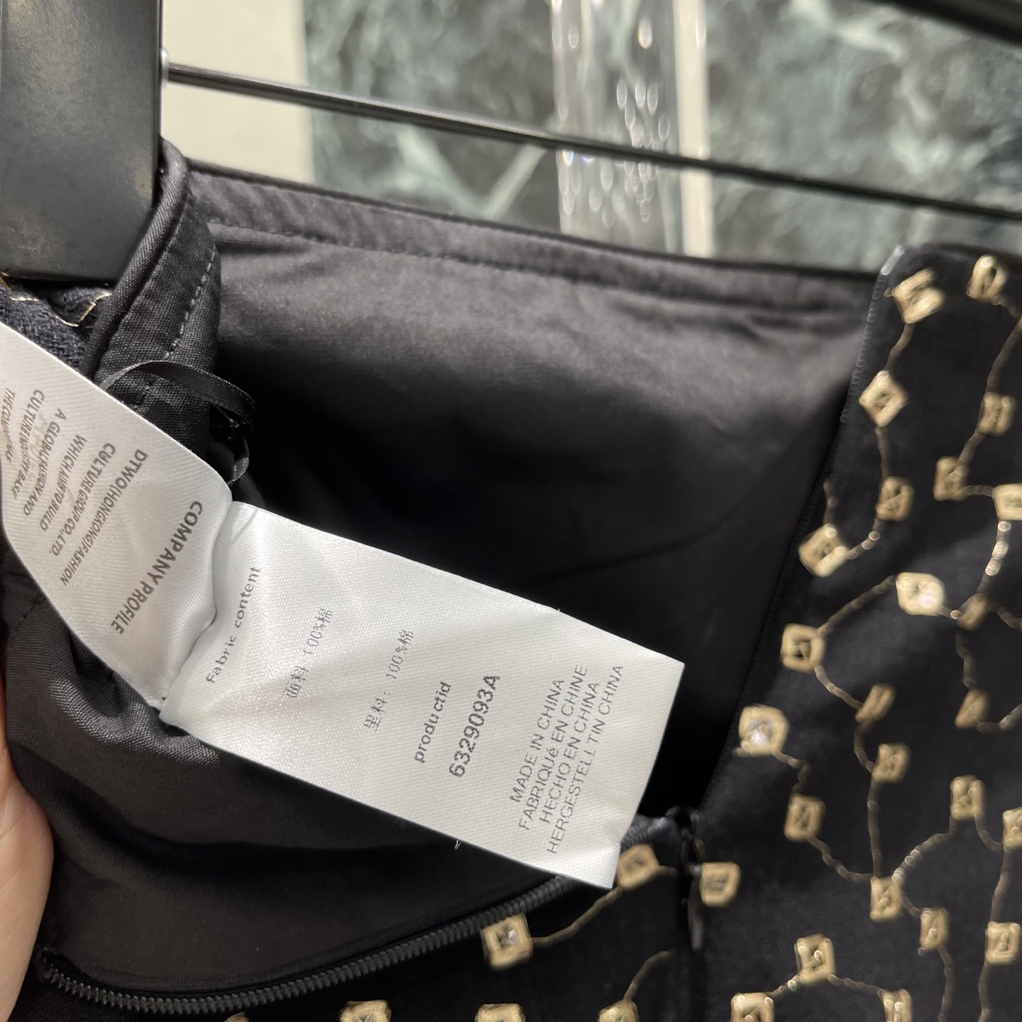 26早秋新款 金丝波点半身裙 经典黑白配色 复古又百搭，直筒中长款设计 修饰腿型超显瘦 波点元素自带法式优雅 搭配白衬衫