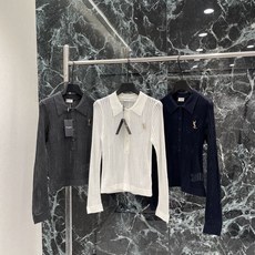圣罗兰 26早秋新款 Polo领针织衫 竖条纹设计修身显瘦 左胸金色YSL刺绣徽标超有辨识度 翻领+纽扣设计 学院风和优 圣罗兰 26早秋新款 Polo领针织衫 竖条纹设计修身显瘦 左胸金色YSL刺绣徽标超有辨识度 翻领+纽扣设计 学院风和优