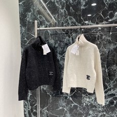 小香 26早秋新款 高领针织毛衣 半拉链设计方便穿脱 立领更保暖 左下角双C标志超有辨识度 简约大方 通勤休闲都能轻松搭 小香 26早秋新款 高领针织毛衣 半拉链设计方便穿脱 立领更保暖 左下角双C标志超有辨识度 简约大方 通勤休闲都能轻松搭