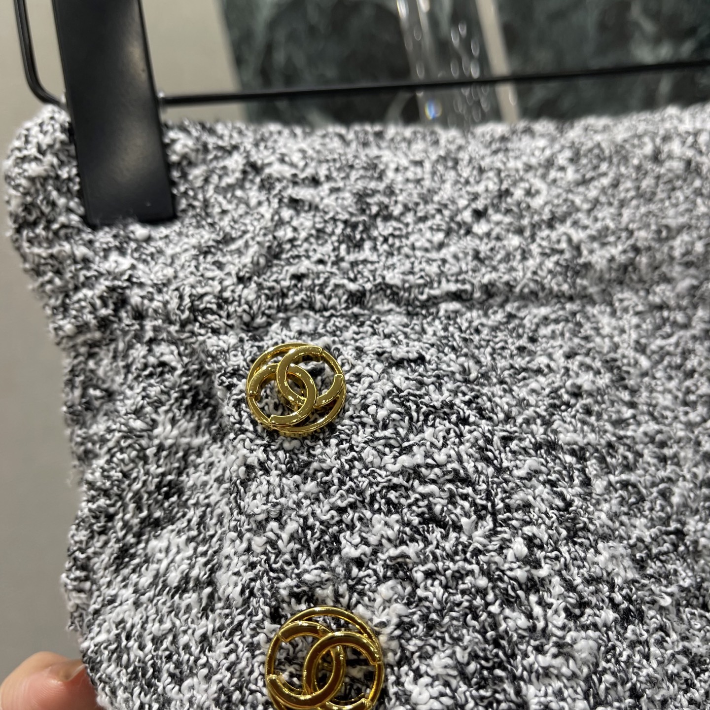 小香 26早秋新款 流苏半裙 金色纽扣点缀 优雅复古气质满分!裙摆黑色流苏 灵动又有层次感 搭配针织衫或衬衫都很出彩 轻