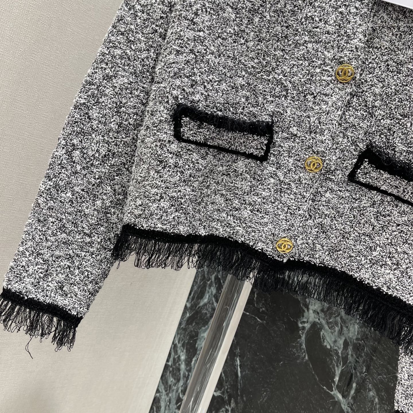 小香 26早秋新款 流苏边外套 黑色流苏边➕金色纽扣点缀 经典小香风气质满分 短款设计 日常或正式场合都能轻松驾驭,搭配
