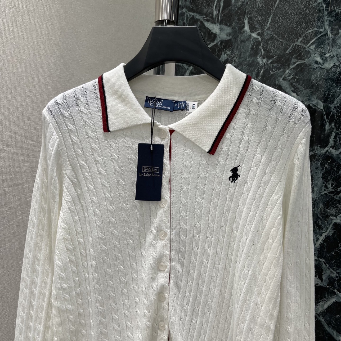 拉夫 26早秋新款 撞色翻领针织开衫 经典绞花针织舒适又保暖 POLO领配红蓝条纹 学院风满满，左胸小马刺绣超有辨识度。