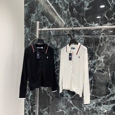 拉夫 26早秋新款 撞色翻领针织开衫 经典绞花针织舒适又保暖 POLO领配红蓝条纹 学院风满满,左胸小马刺绣超有辨识度。 拉夫 26早秋新款 撞色翻领针织开衫 经典绞花针织舒适又保暖 POLO领配红蓝条纹 学院风满满,左胸小马刺绣超有辨识度。