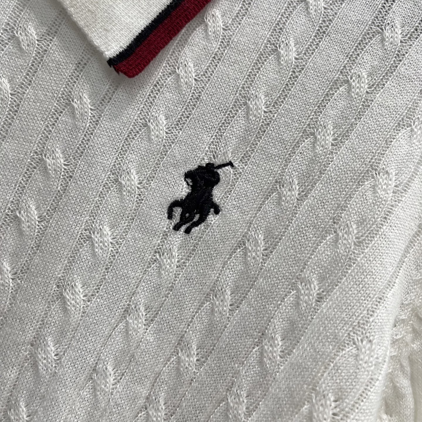 拉夫 26早秋新款 撞色翻领针织开衫 经典绞花针织舒适又保暖 POLO领配红蓝条纹 学院风满满，左胸小马刺绣超有辨识度。