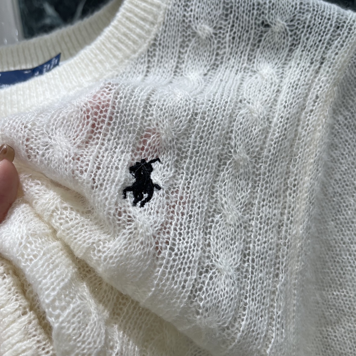 拉夫 26早秋新款 麻花针织短袖 麻花绞花纹理 圆领设计简约复古，胸前小马刺绣超有辨识度 短袖百搭单穿或内搭都OK，通勤