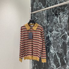 PD 26早秋新款 条纹针织Polo衫 采用多色横条纹设计 搭配黄色翻领 复古又活力满满 胸前低调品牌字母标志 细节精致 PD 26早秋新款 条纹针织Polo衫 采用多色横条纹设计 搭配黄色翻领 复古又活力满满 胸前低调品牌字母标志 细节精致