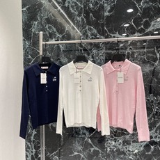 Val华伦 26早秋新款 樱桃针织衫 POLO翻领+金属纽扣,细节满分 胸前樱桃刺绣超精致 辨识度高 优雅又俏皮!版型宽 Val华伦 26早秋新款 樱桃针织衫 POLO翻领+金属纽扣,细节满分 胸前樱桃刺绣超精致 辨识度高 优雅又俏皮!版型宽