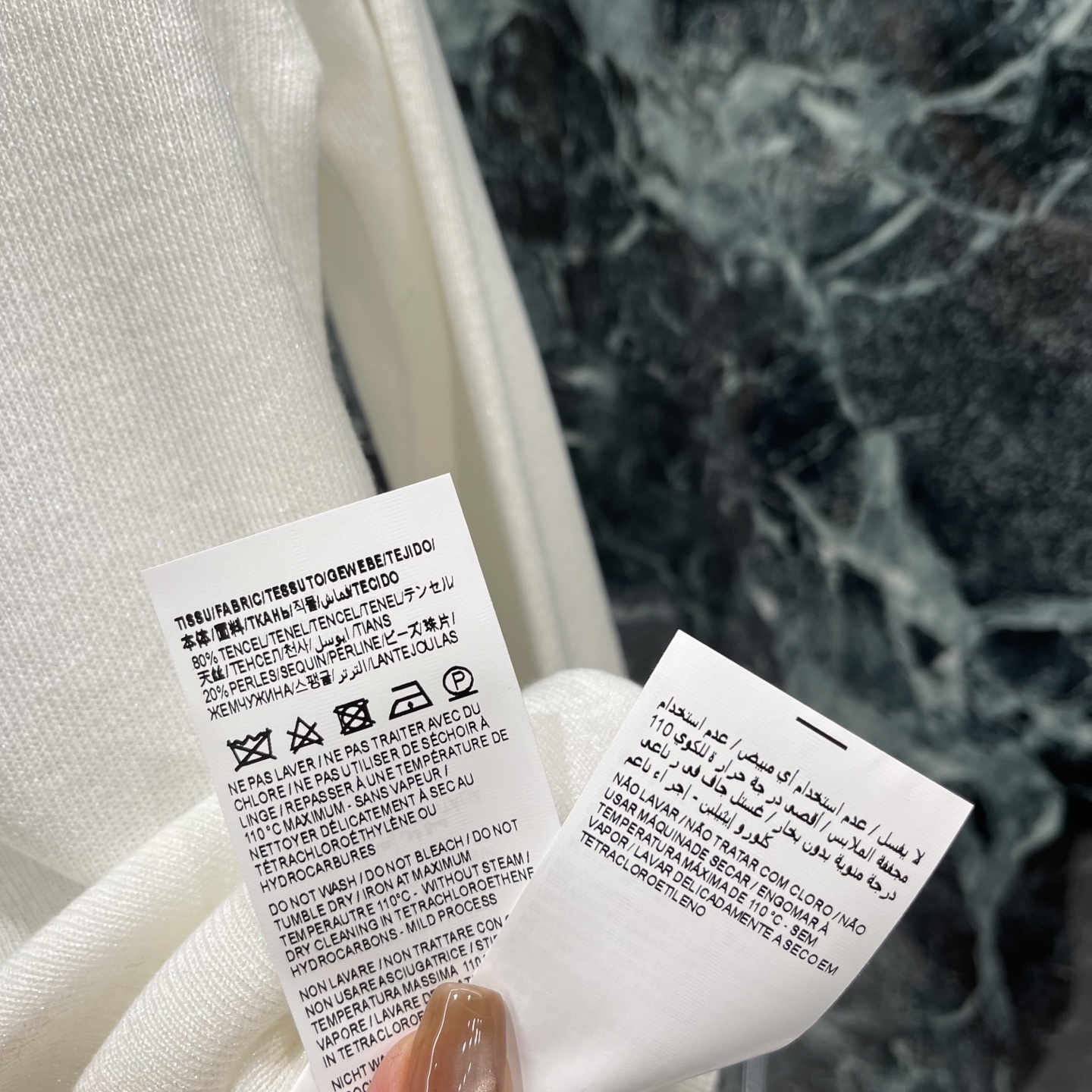 圣罗兰 26早秋新款 针织打底衫 胸前品牌刺绣图标 彰显品牌格调 圆领设计简约大方 修身版型显瘦又百搭 单穿或内搭都很O