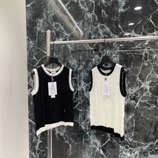 小香 26早秋新款 撞色针织背心 经典无袖设计 简约又高级 搭配牛仔裤或西装裤都很出彩 轻松切换休闲or轻熟风。日常通勤 小香 26早秋新款 撞色针织背心 经典无袖设计 简约又高级 搭配牛仔裤或西装裤都很出彩 轻松切换休闲or轻熟风。日常通勤
