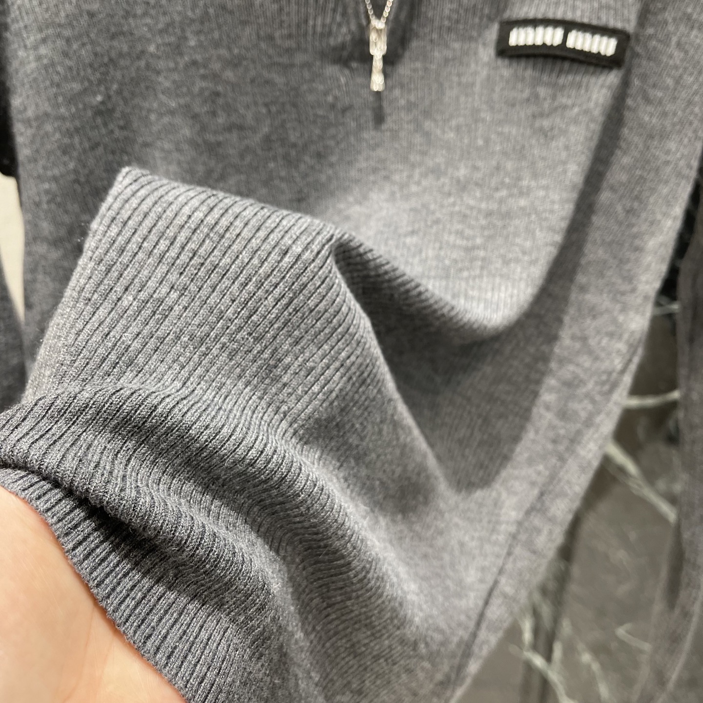 Miu 26早秋新款 假两件针织上衣 圆领+拉链设计 胸前品牌织唛 细节满分 单穿或内搭都很OK 春秋季节轻松搭配各种风