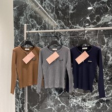 Miu 26早秋新款 假两件针织上衣 圆领+拉链设计 胸前品牌织唛 细节满分 单穿或内搭都很OK 春秋季节轻松搭配各种风 Miu 26早秋新款 假两件针织上衣 圆领+拉链设计 胸前品牌织唛 细节满分 单穿或内搭都很OK 春秋季节轻松搭配各种风
