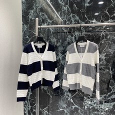 TB 26早秋新款 条纹针织开衫 撞色条纹+V领设计 修饰颈部线条 优雅显瘦 宽松版型 包容性强 搭裙装或牛仔裤都很百搭 TB 26早秋新款 条纹针织开衫 撞色条纹+V领设计 修饰颈部线条 优雅显瘦 宽松版型 包容性强 搭裙装或牛仔裤都很百搭