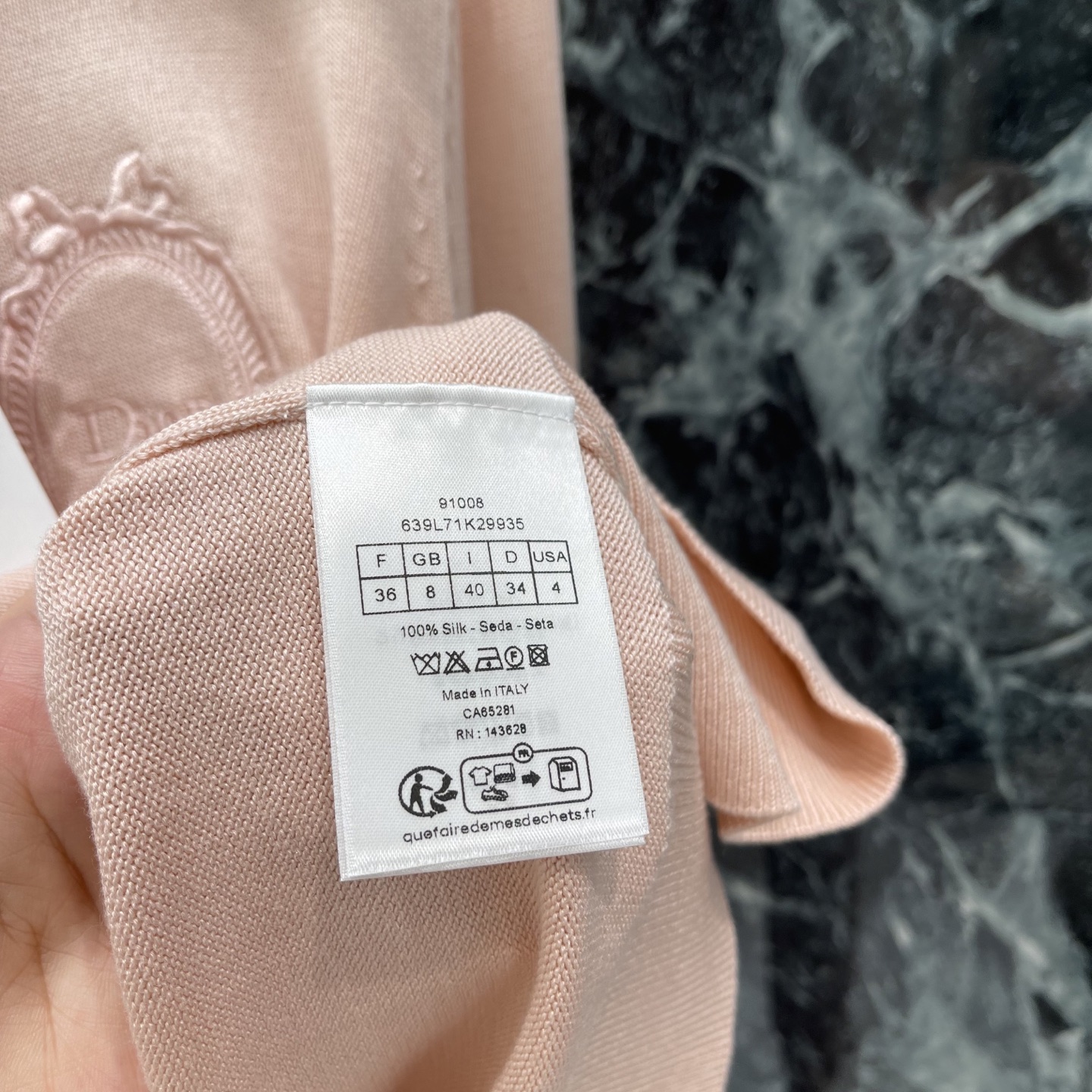 Ｄ家 26早秋新款 刺绣针织衫 胸前品牌刺绣超有辨识度 细节满分 圆领设计简约大方 低饱和粉色温柔百搭 通勤约会 日常都