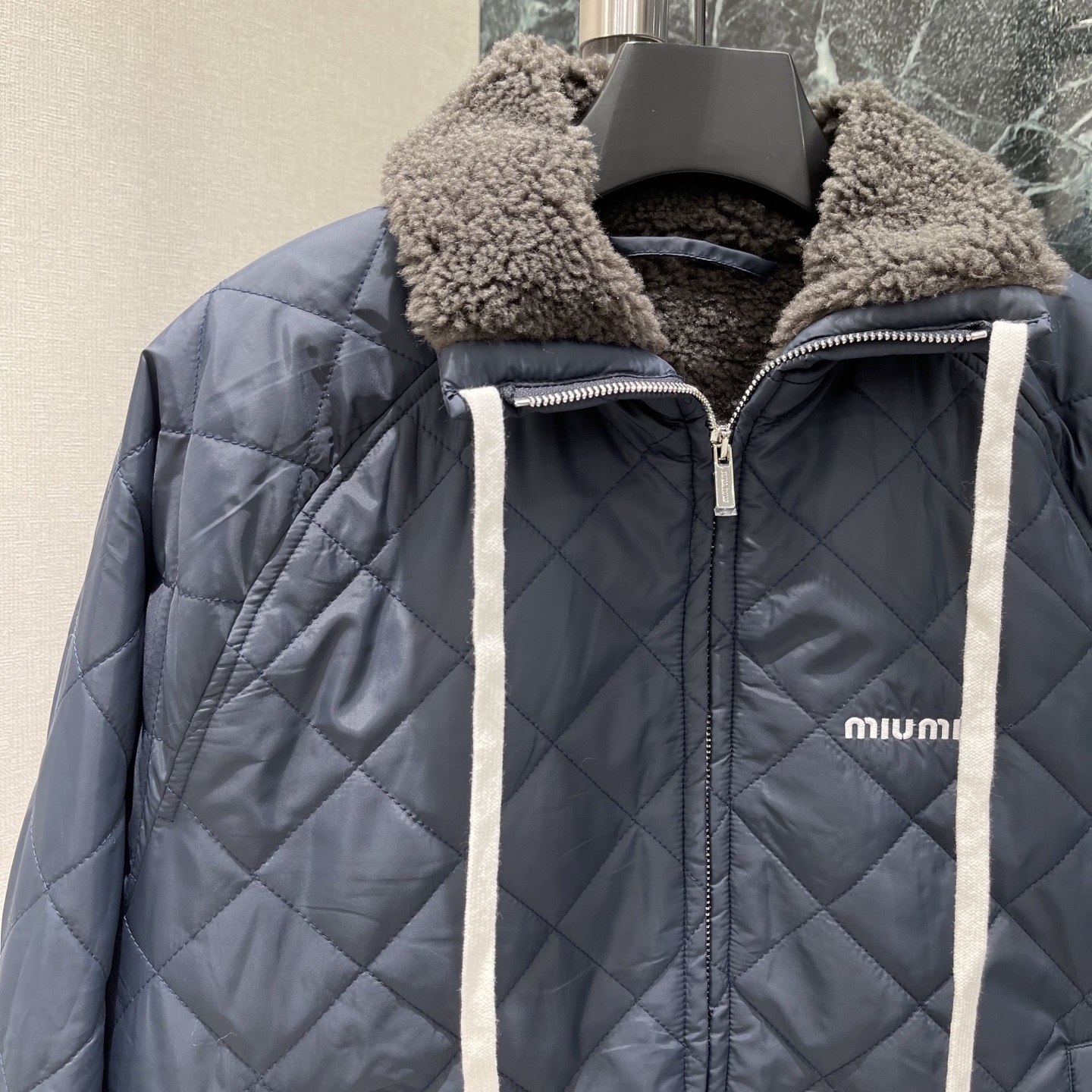 Miu 26早秋新款 菱格绗缝棉外套 毛绒翻领柔和中和酷感 甜酷风格巧妙融合 短款版型利落显比例 菱形格充绒饱满，兼顾保