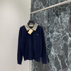 Miu 26早秋新款 假两件翻领针织长袖 假两件叠穿版型 内里翻领条纹撞色 半开襟细节随意调节 系扣可利落解开更松弛 外 Miu 26早秋新款 假两件翻领针织长袖 假两件叠穿版型 内里翻领条纹撞色 半开襟细节随意调节 系扣可利落解开更松弛 外