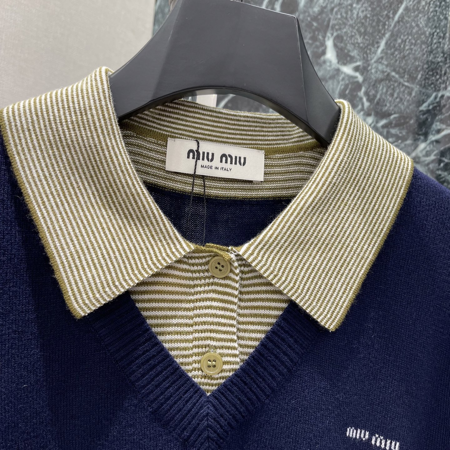 Miu 26早秋新款 假两件翻领针织长袖 假两件叠穿版型 内里翻领条纹撞色 半开襟细节随意调节 系扣可利落解开更松弛 外
