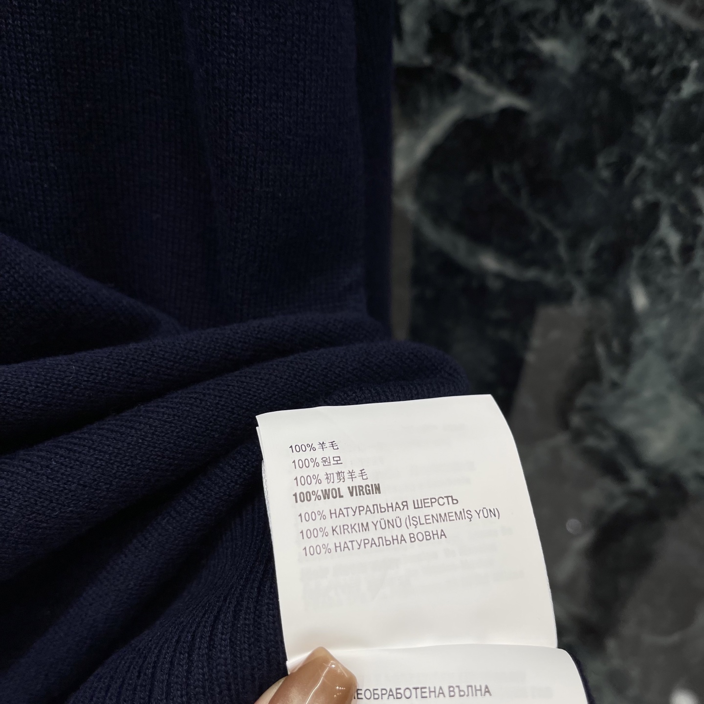 Miu 26早秋新款 假两件翻领针织长袖 假两件叠穿版型 内里翻领条纹撞色 半开襟细节随意调节 系扣可利落解开更松弛 外