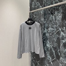 Miu 26早秋新款 长袖T恤 黑色撞色圆领设计 简约又有辨识度 胸前品牌字母微标 细节满分 品牌感十足 宽松版型包容性 Miu 26早秋新款 长袖T恤 黑色撞色圆领设计 简约又有辨识度 胸前品牌字母微标 细节满分 品牌感十足 宽松版型包容性