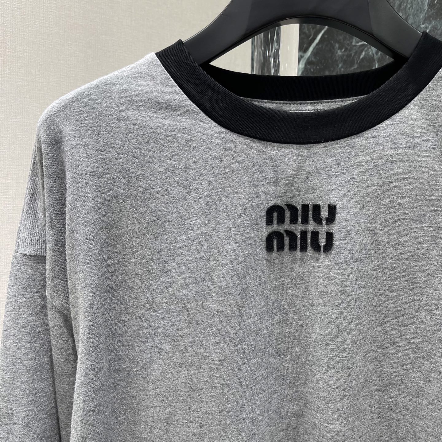 Miu 26早秋新款 长袖T恤 黑色撞色圆领设计 简约又有辨识度 胸前品牌字母微标 细节满分 品牌感十足 宽松版型包容性
