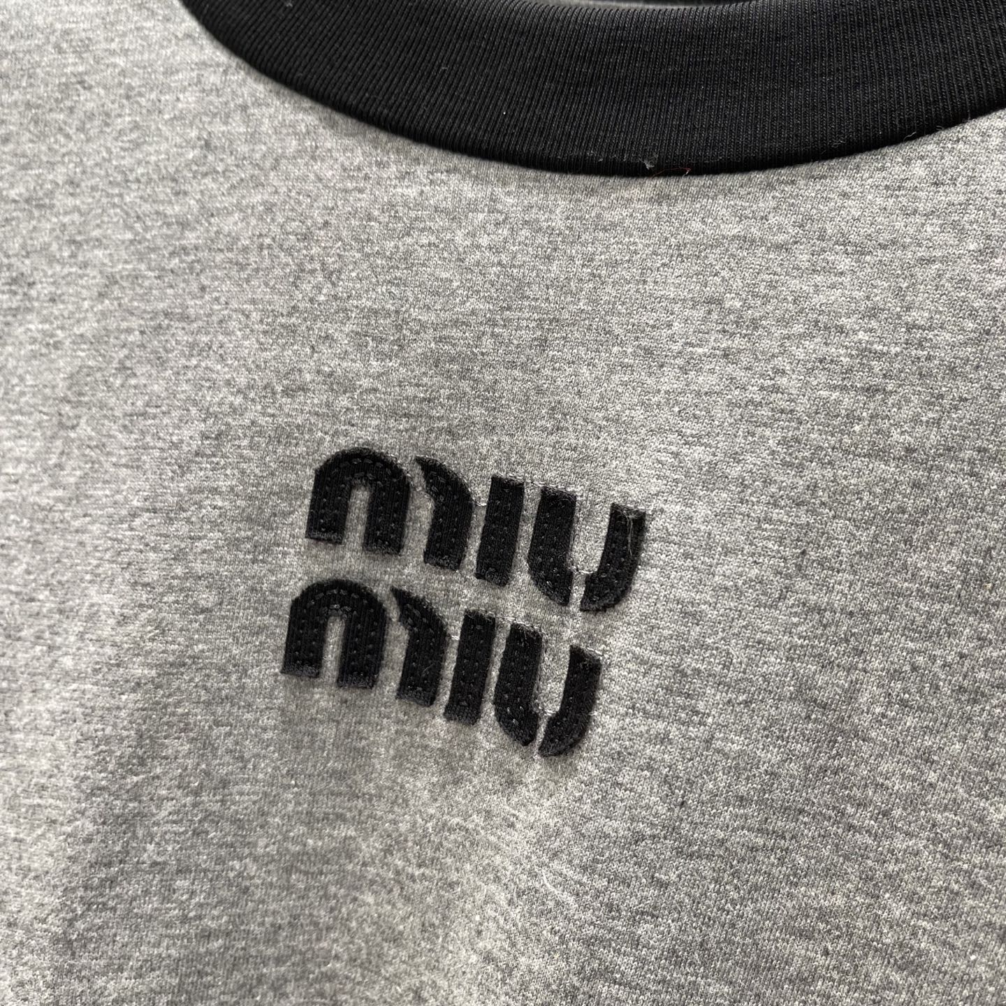 Miu 26早秋新款 长袖T恤 黑色撞色圆领设计 简约又有辨识度 胸前品牌字母微标 细节满分 品牌感十足 宽松版型包容性