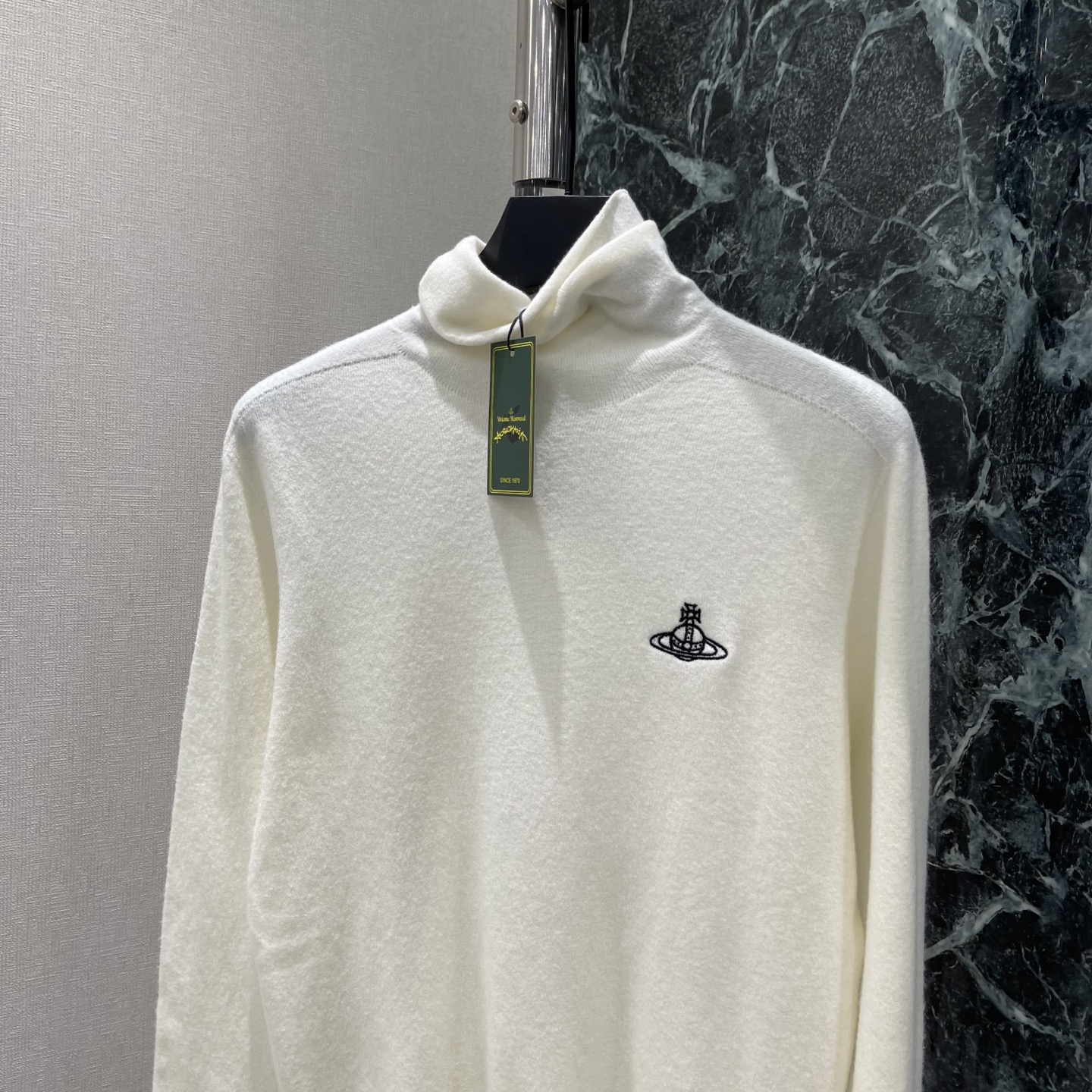 土星 26早秋新款 半高领打底衫 半高领设计保暖又时髦 胸前刺绣Logo超有辨识度 宽松版型 单穿或叠搭衬衫、毛衣都很出