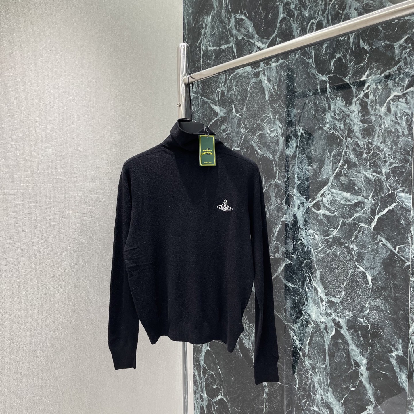 土星 26早秋新款 半高领打底衫 半高领设计保暖又时髦 胸前刺绣Logo超有辨识度 宽松版型 单穿或叠搭衬衫、毛衣都很出