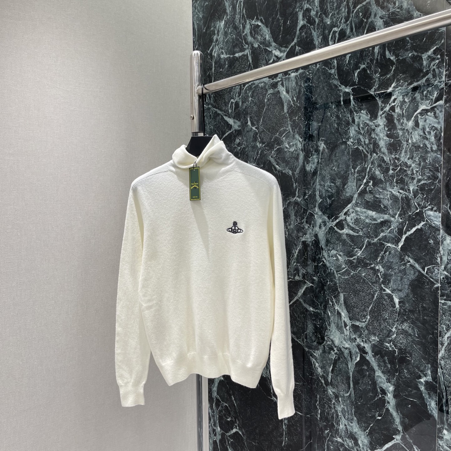土星 26早秋新款 半高领打底衫 半高领设计保暖又时髦 胸前刺绣Logo超有辨识度 宽松版型 单穿或叠搭衬衫、毛衣都很出