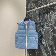 蒙口 26早秋新款 羽绒马甲 正面品牌微标标志彰显品牌格调无袖设计 叠穿超方便 秋冬日常或潮流场合都能轻松驾驭 是奢潮穿 蒙口 26早秋新款 羽绒马甲 正面品牌微标标志彰显品牌格调无袖设计 叠穿超方便 秋冬日常或潮流场合都能轻松驾驭 是奢潮穿