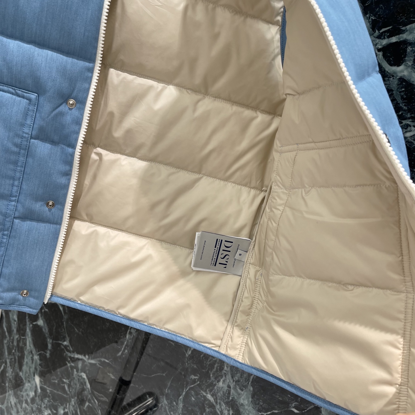 蒙口 26早秋新款 羽绒马甲 正面品牌微标标志彰显品牌格调无袖设计 叠穿超方便 秋冬日常或潮流场合都能轻松驾驭 是奢潮穿