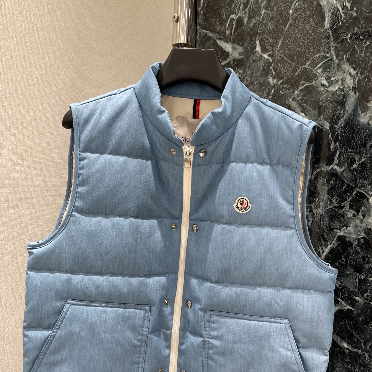 蒙口 26早秋新款 羽绒马甲 正面品牌微标标志彰显品牌格调无袖设计 叠穿超方便 秋冬日常或潮流场合都能轻松驾驭 是奢潮穿