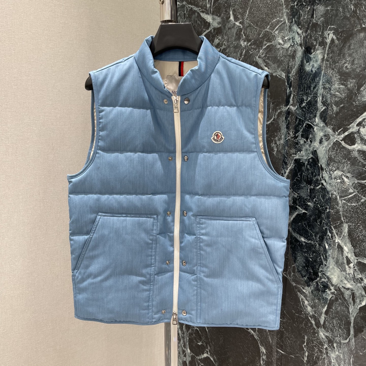 蒙口 26早秋新款 羽绒马甲 正面品牌微标标志彰显品牌格调无袖设计 叠穿超方便 秋冬日常或潮流场合都能轻松驾驭 是奢潮穿
