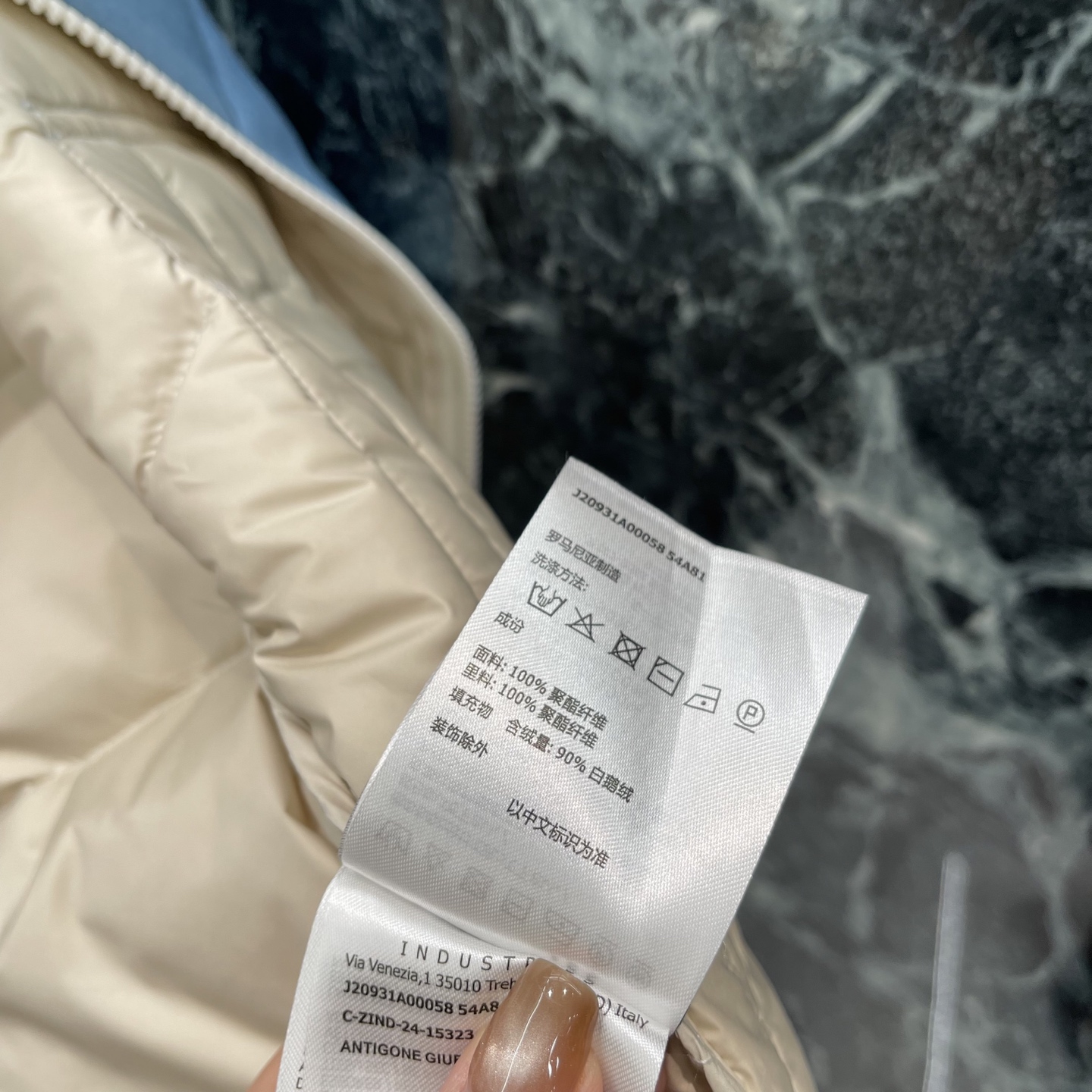蒙口 26早秋新款 羽绒马甲 正面品牌微标标志彰显品牌格调无袖设计 叠穿超方便 秋冬日常或潮流场合都能轻松驾驭 是奢潮穿