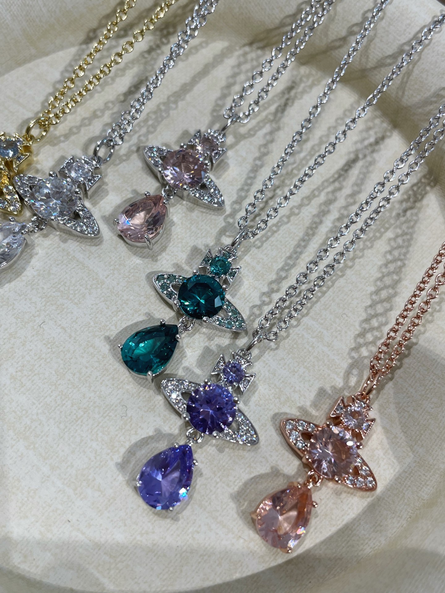 &yen; 120 💧西太后人鱼泪项链
总有一款配色是你的菜❗️现货在仓～