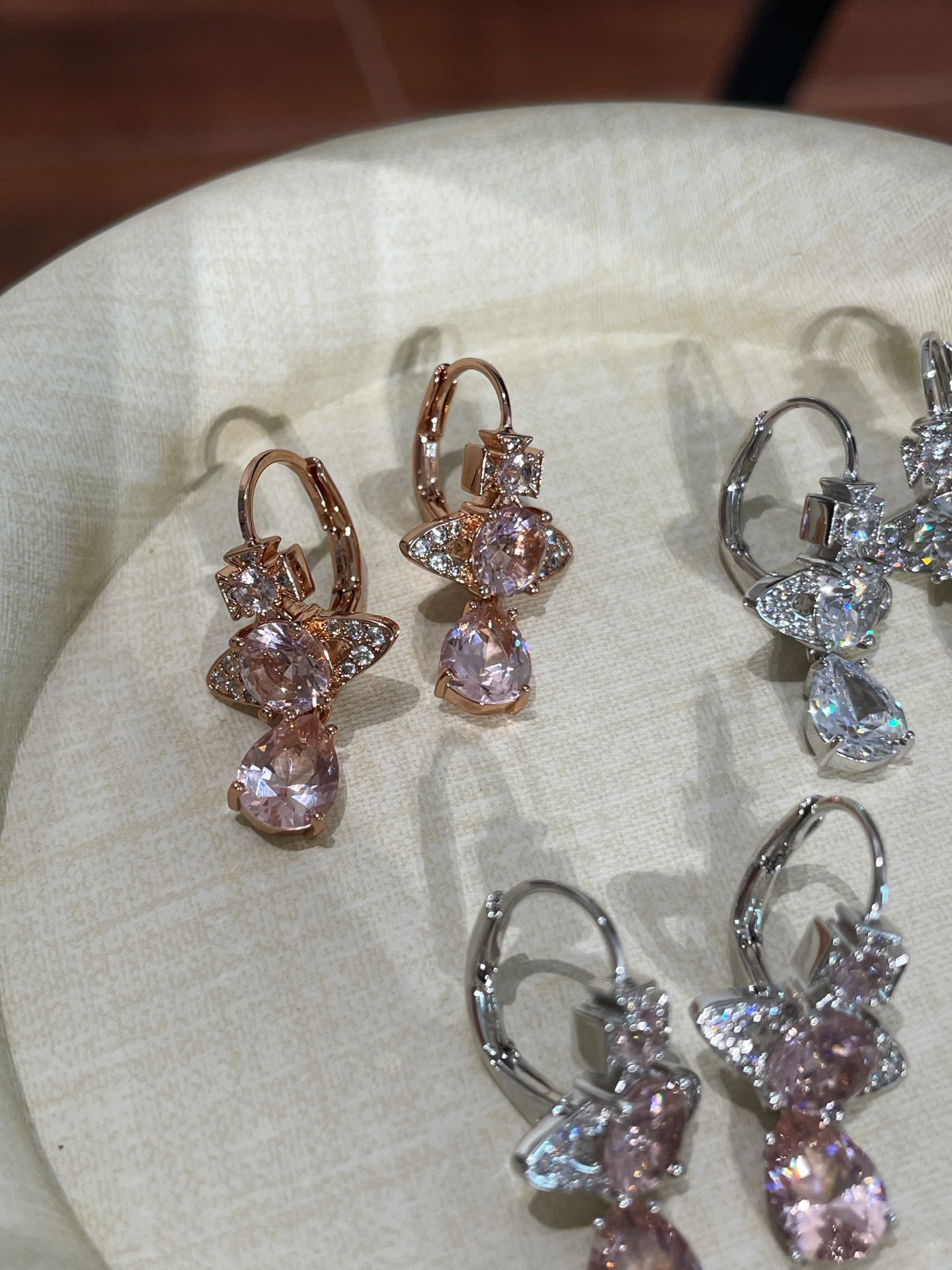 钻石类的产品最难拍～ 相机很难捕捉到它的火彩🔥 人鱼泪耳钉三色现货❗️