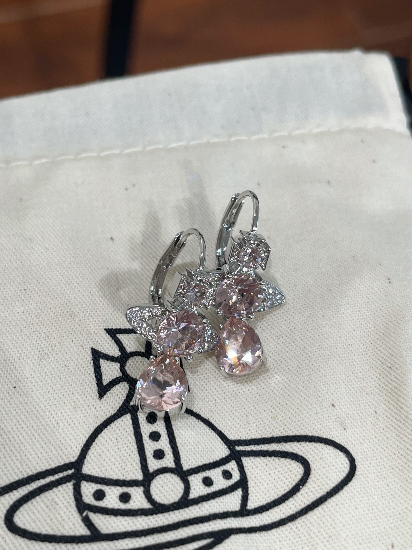 钻石类的产品最难拍～ 相机很难捕捉到它的火彩🔥 人鱼泪耳钉三色现货❗️