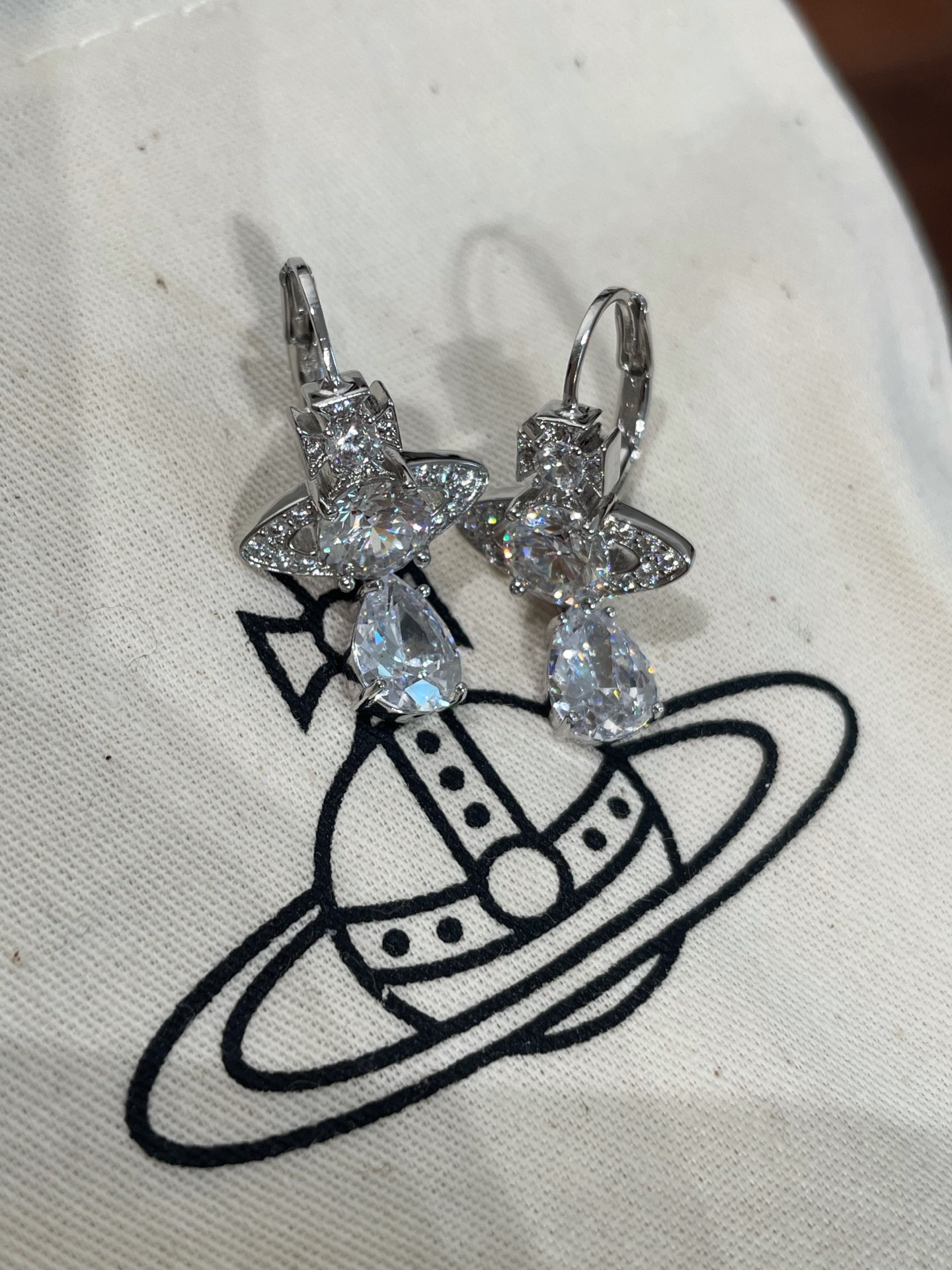 钻石类的产品最难拍～ 相机很难捕捉到它的火彩🔥 人鱼泪耳钉三色现货❗️