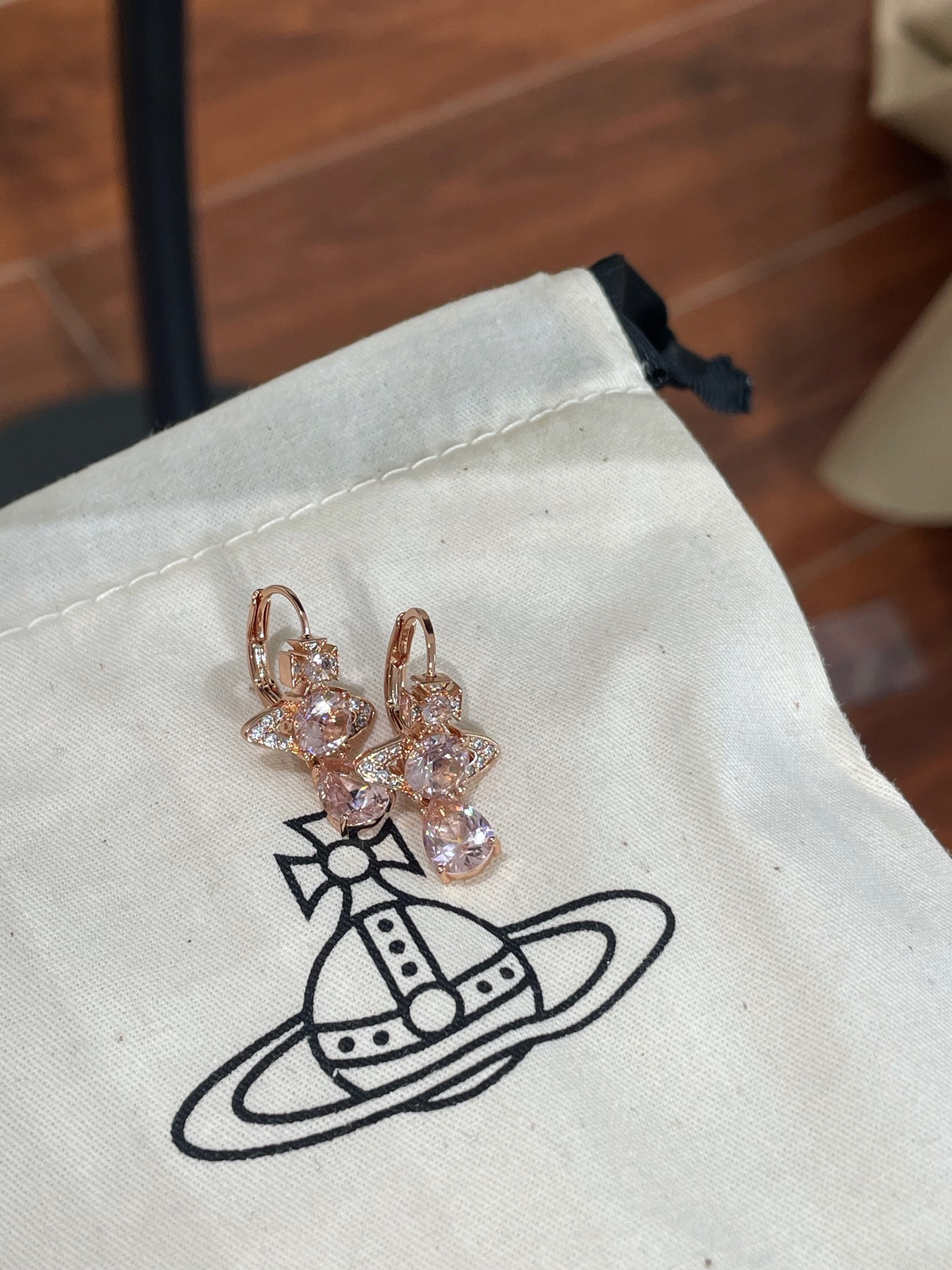 钻石类的产品最难拍～ 相机很难捕捉到它的火彩🔥 人鱼泪耳钉三色现货❗️