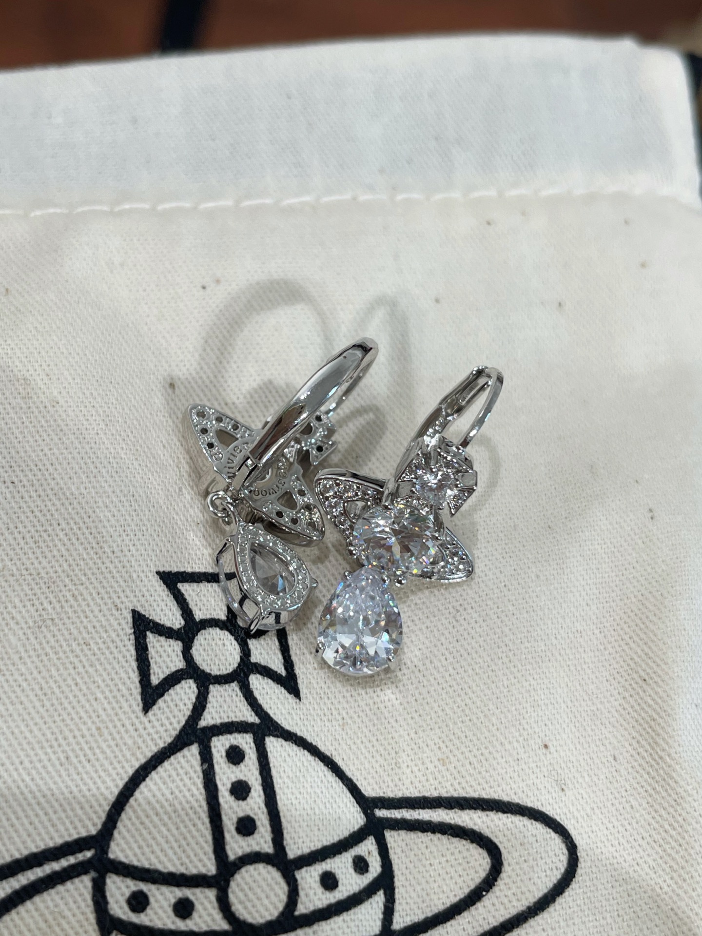 钻石类的产品最难拍～ 相机很难捕捉到它的火彩🔥 人鱼泪耳钉三色现货❗️