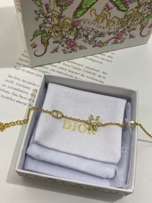 Dior Flower Pearl Bracelet - Elegant Crystal and Diamond Accent Jewelry 1 Dior Flower Pearl Bracelet - Elegant Crystal and Diamond Accent Jewelry