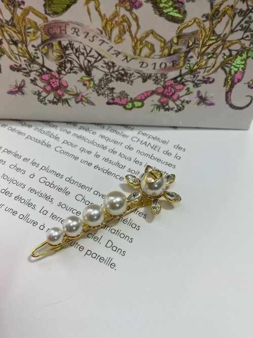 Dior Flower Pearl Hair Clip with Crystal Accents - Elegant Hair Jewelry 1 Dior Flower Pearl Hair Clip with Crystal Accents - Elegant Hair Jewelry