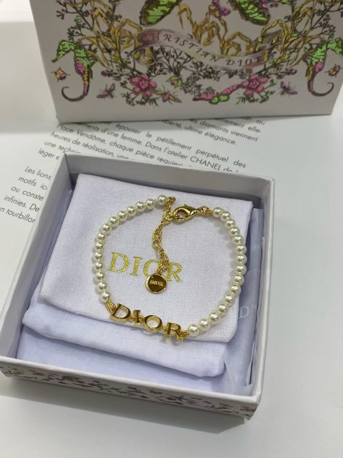 Dior 25 Pearl Design Bracelet Necklace Set, Elegant and Minimalist 1 Dior 25 Pearl Design Bracelet Necklace Set, Elegant and Minimalist