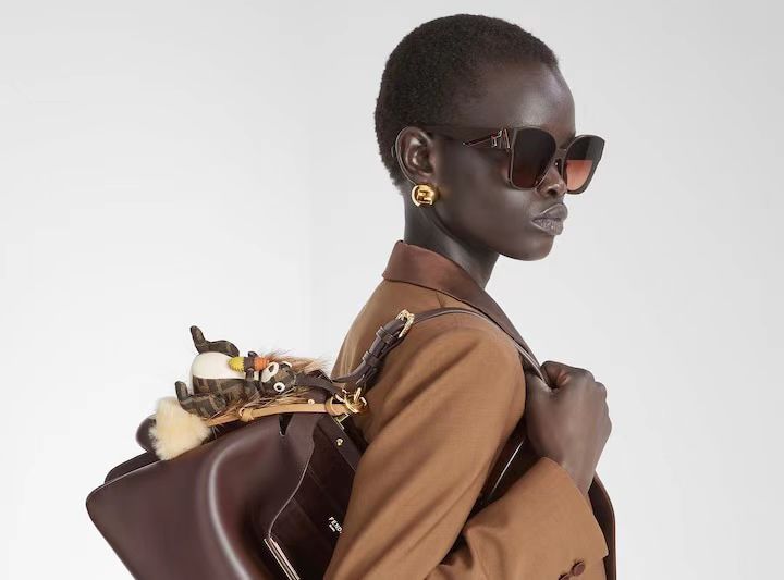 【新品分享】
F*endi 新款耳环
光面设计饰有镂空FENDI Sphera图案的环状耳环。杠条开合。个性十足！