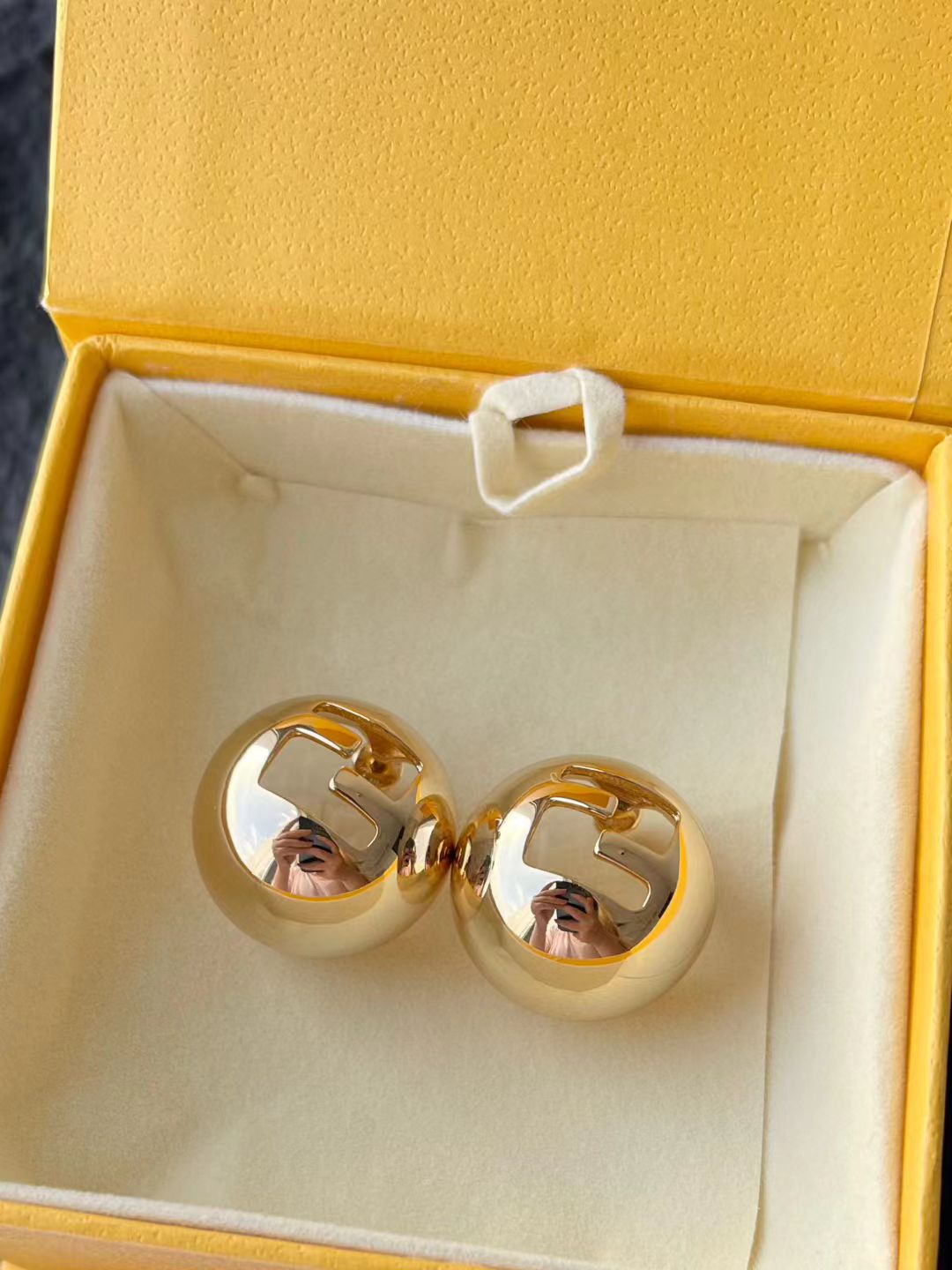 【新品分享】
F*endi 新款耳环
光面设计饰有镂空FENDI Sphera图案的环状耳环。杠条开合。个性十足！